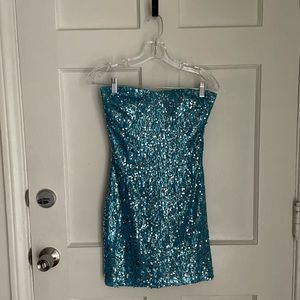 WINDSOR LIGHT BLUE SEQUINED STRAPLESS DRESS!
